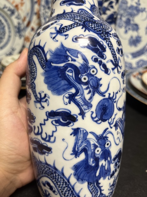 古玩陶瓷青花趕珠龍紋撇口瓶拍賣，當前價格4800元