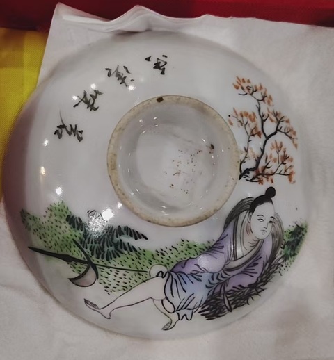 古玩陶瓷人物紋新粉彩蓋杯真品鑒賞圖