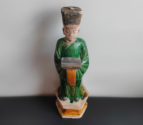 古玩陶瓷碩大厚重的明代三彩人物捧盒站立俑43.2厘米拍賣，當前價格190元