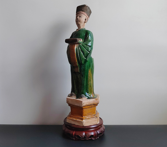 古玩陶瓷碩大厚重的明代三彩人物捧盒站立俑43.2厘米拍賣，當前價格190元