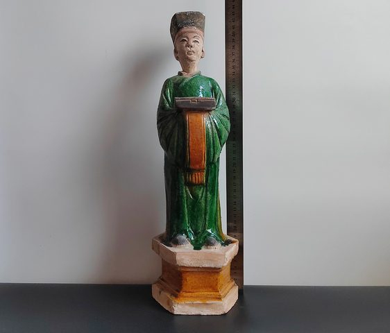 古玩陶瓷碩大厚重的明代三彩人物捧盒站立俑43.2厘米拍賣，當前價格190元