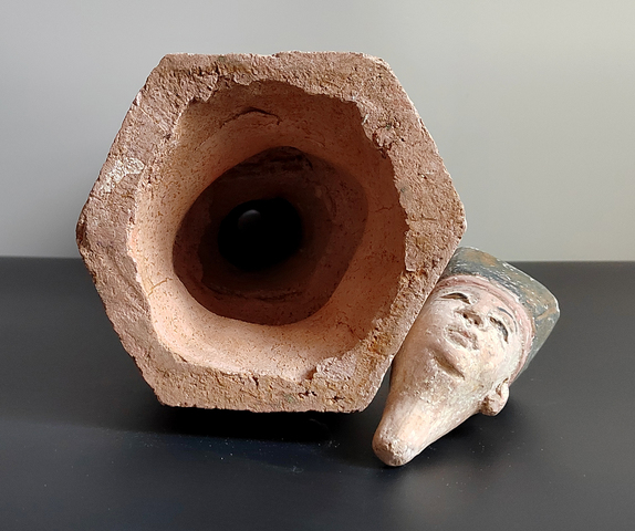 古玩陶瓷碩大厚重的明代三彩人物捧盒站立俑43.2厘米拍賣，當前價格190元