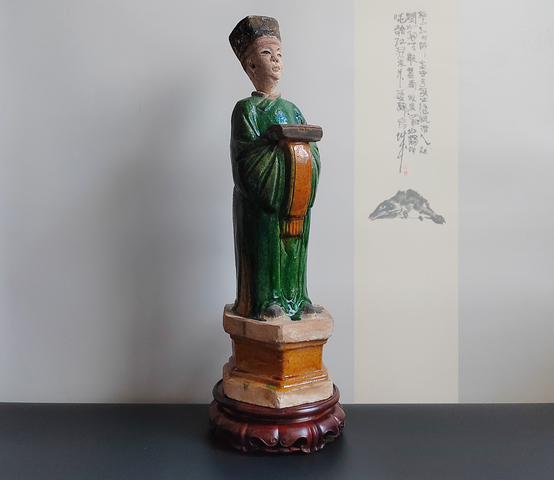 古玩陶瓷碩大厚重的明代三彩人物捧盒站立俑43.2厘米拍賣，當前價格190元