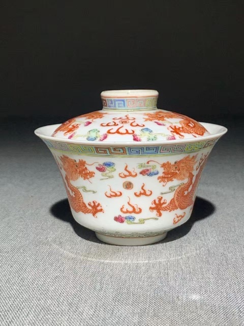 古玩陶瓷龍紋粉彩蓋杯真品鑒賞圖