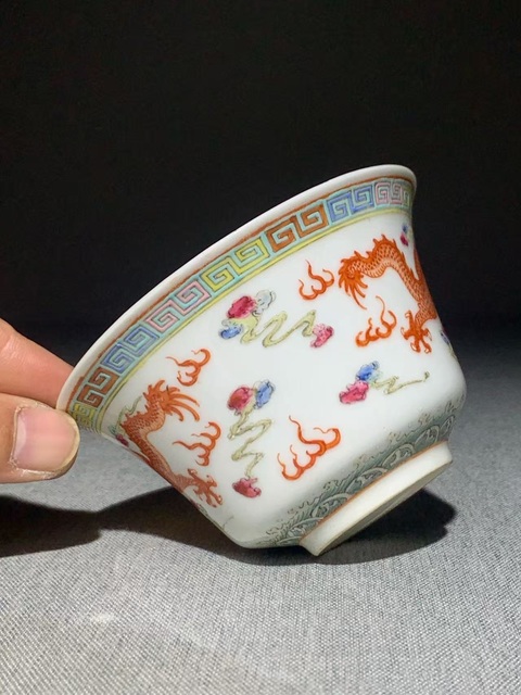 古玩陶瓷龍紋粉彩蓋杯真品鑒賞圖