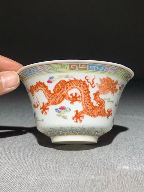 古玩陶瓷龍紋粉彩蓋杯真品鑒賞圖