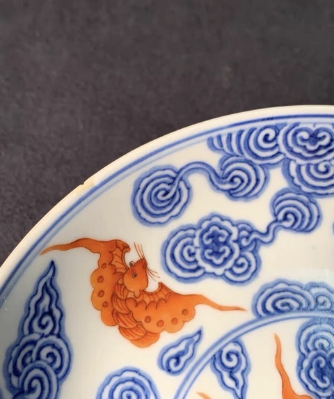 古玩陶瓷青花礬紅洪福齊天臥盤真品鑒賞圖