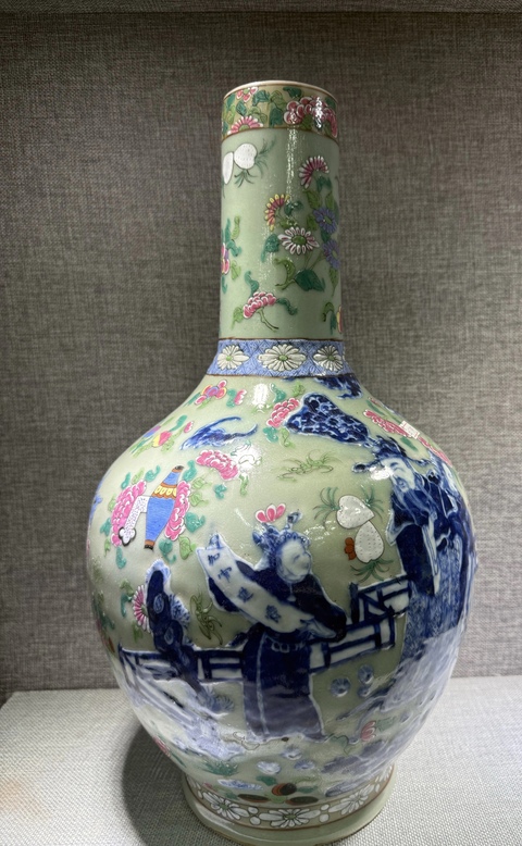 古玩陶瓷豆青釉青花加彩人物紋天球瓶，傳統畫片真品鑒賞圖