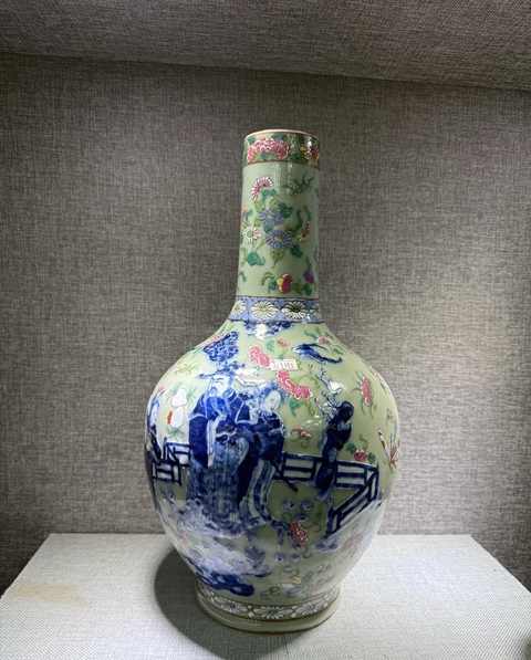 古玩陶瓷豆青釉青花加彩人物紋天球瓶，傳統畫片真品鑒賞圖