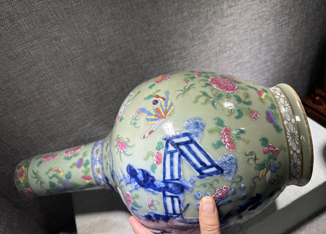 古玩陶瓷豆青釉青花加彩人物紋天球瓶，傳統畫片真品鑒賞圖