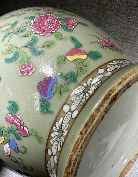 古玩陶瓷豆青釉青花加彩人物紋天球瓶，傳統畫片真品鑒賞圖