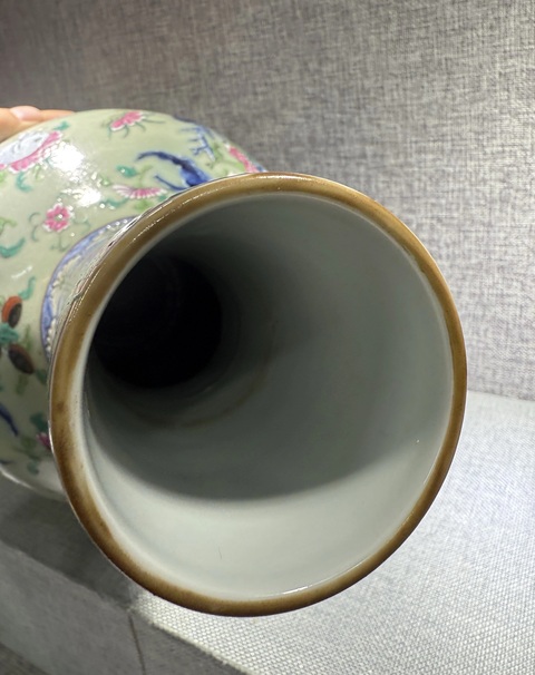 古玩陶瓷豆青釉青花加彩人物紋天球瓶，傳統畫片真品鑒賞圖