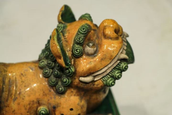 古玩雜項琉璃釉案頭瓷獅子真品鑒賞圖