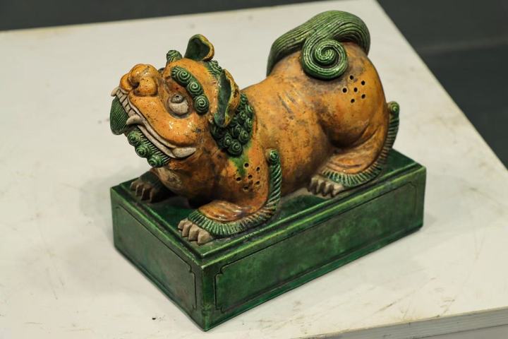 古玩雜項琉璃釉案頭瓷獅子真品鑒賞圖