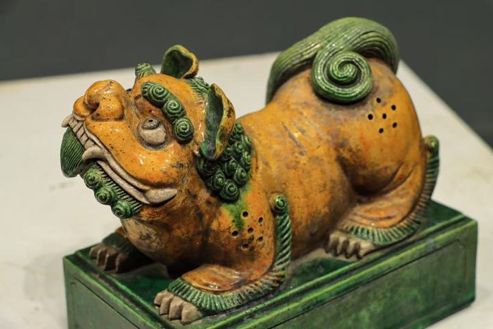 古玩雜項琉璃釉案頭瓷獅子真品鑒賞圖