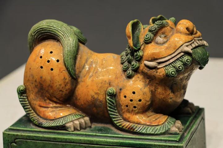 古玩雜項琉璃釉案頭瓷獅子真品鑒賞圖