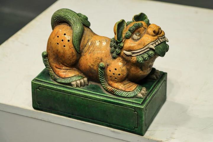 古玩雜項琉璃釉案頭瓷獅子真品鑒賞圖