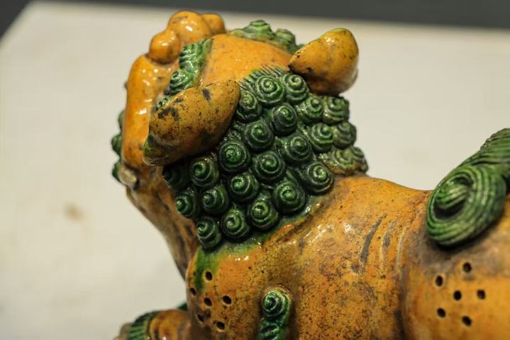 古玩雜項琉璃釉案頭瓷獅子真品鑒賞圖