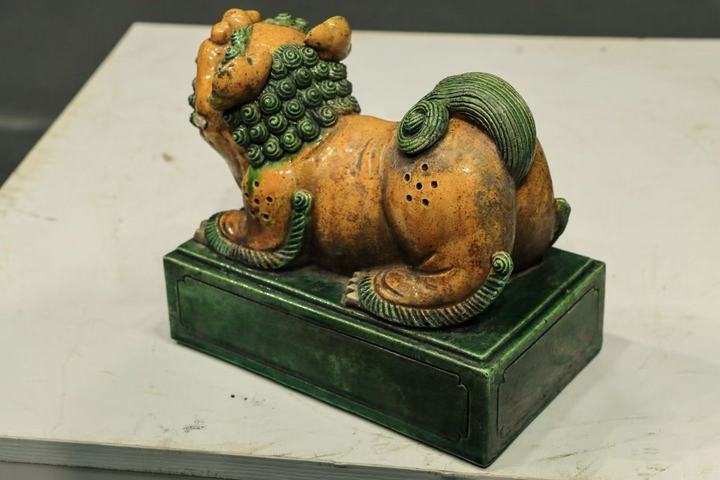 古玩雜項琉璃釉案頭瓷獅子真品鑒賞圖