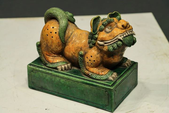 古玩雜項琉璃釉案頭瓷獅子真品鑒賞圖