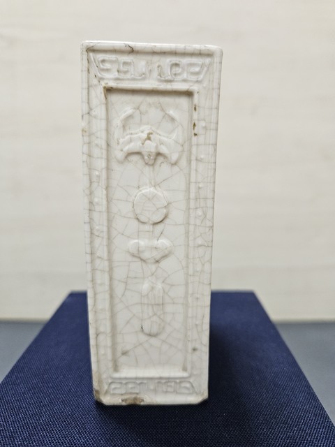 古玩陶瓷哥釉筆筒真品鑒賞圖