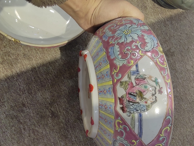 古玩陶瓷人物紋粉彩捧盒真品鑒賞圖