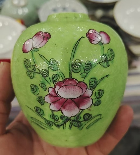 古玩陶瓷綠釉地軋道粉彩花卉紋罐真品鑒賞圖