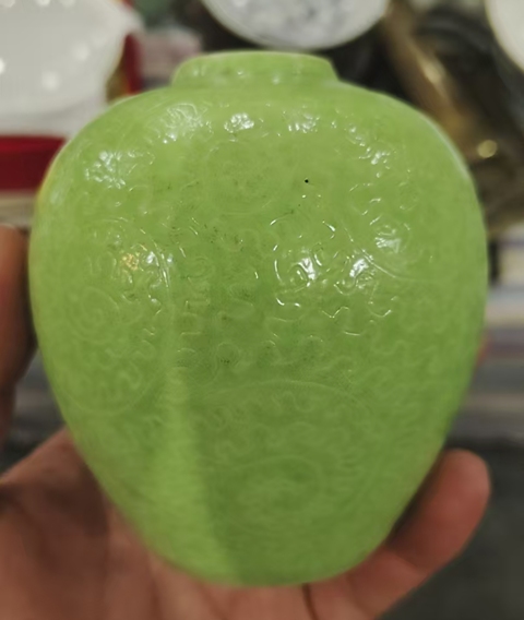 古玩陶瓷綠釉地軋道粉彩花卉紋罐真品鑒賞圖