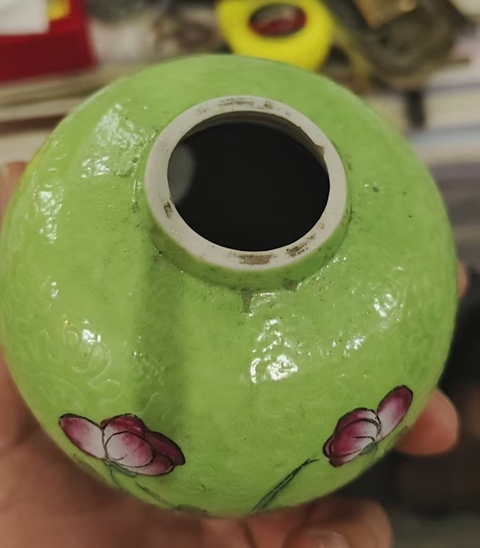 古玩陶瓷綠釉地軋道粉彩花卉紋罐真品鑒賞圖
