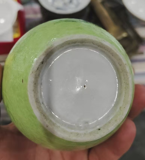 古玩陶瓷綠釉地軋道粉彩花卉紋罐真品鑒賞圖