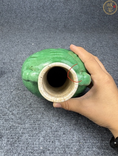 古玩陶瓷清晚·綠哥釉模印八卦紋抱月瓶 真品鑒賞圖
