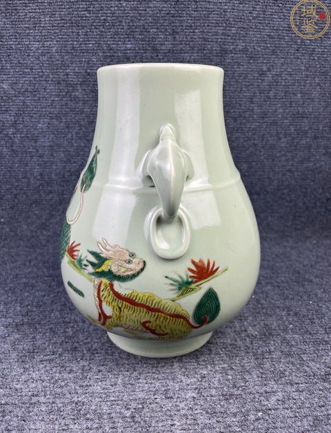 古玩陶瓷民國·豆青釉五彩瑞獸紋獸耳尊 真品鑒賞圖