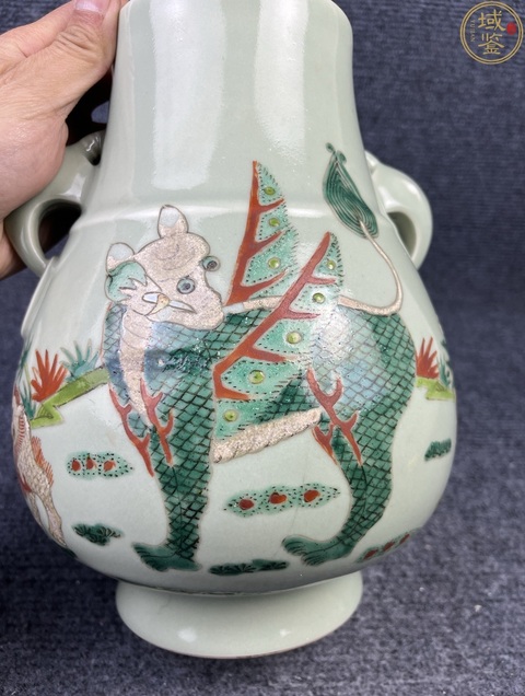 古玩陶瓷民國·豆青釉五彩瑞獸紋獸耳尊 真品鑒賞圖
