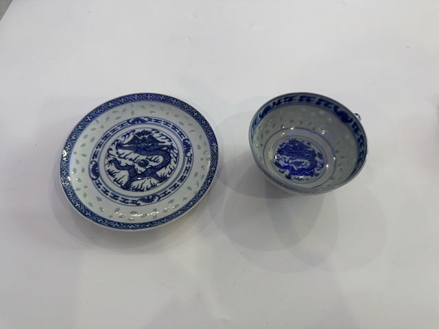 古玩陶瓷玲瓏瓷青花正面五爪龍紋杯盤真品鑒賞圖