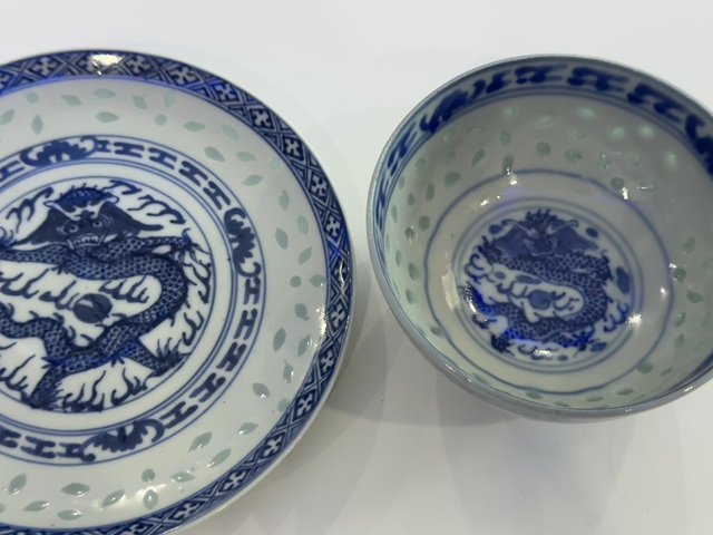 古玩陶瓷玲瓏瓷青花正面五爪龍紋杯盤真品鑒賞圖