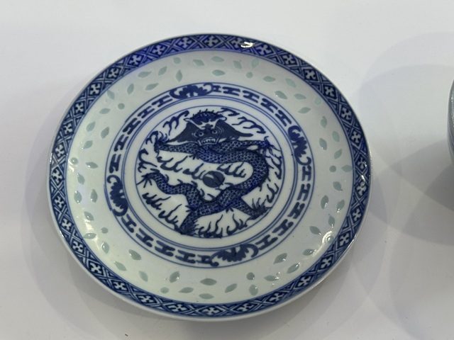 古玩陶瓷玲瓏瓷青花正面五爪龍紋杯盤真品鑒賞圖