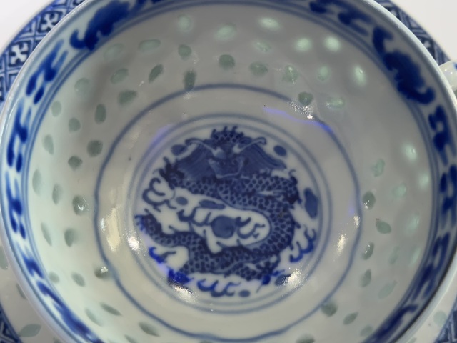 古玩陶瓷玲瓏瓷青花正面五爪龍紋杯盤真品鑒賞圖