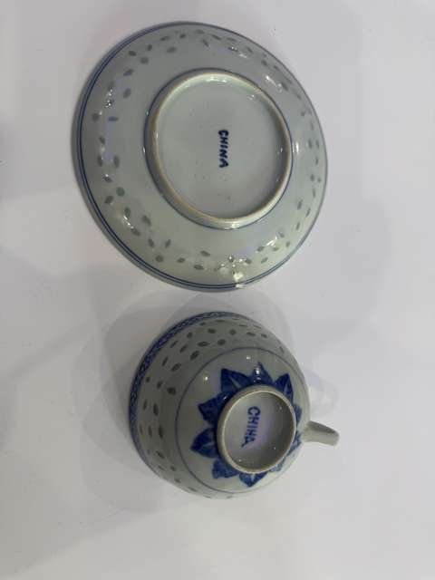 古玩陶瓷玲瓏瓷青花正面五爪龍紋杯盤真品鑒賞圖