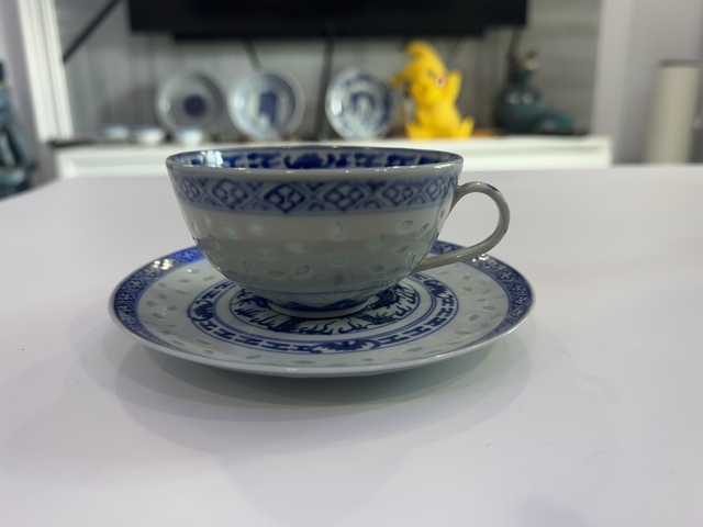 古玩陶瓷玲瓏瓷青花正面五爪龍紋杯盤真品鑒賞圖