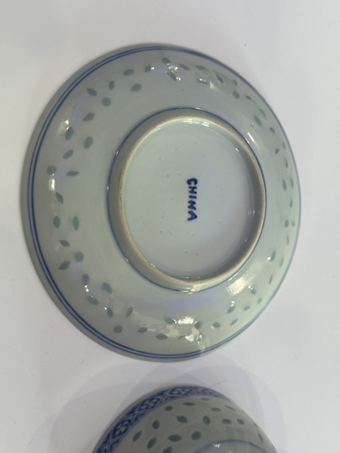 古玩陶瓷玲瓏瓷青花正面五爪龍紋杯盤真品鑒賞圖