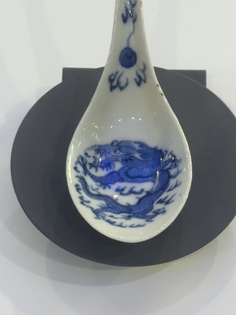 古玩陶瓷青花龍紋調羹真品鑒賞圖