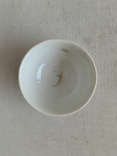 古玩陶瓷紅綠彩花卉紋茶碗真品鑒賞圖