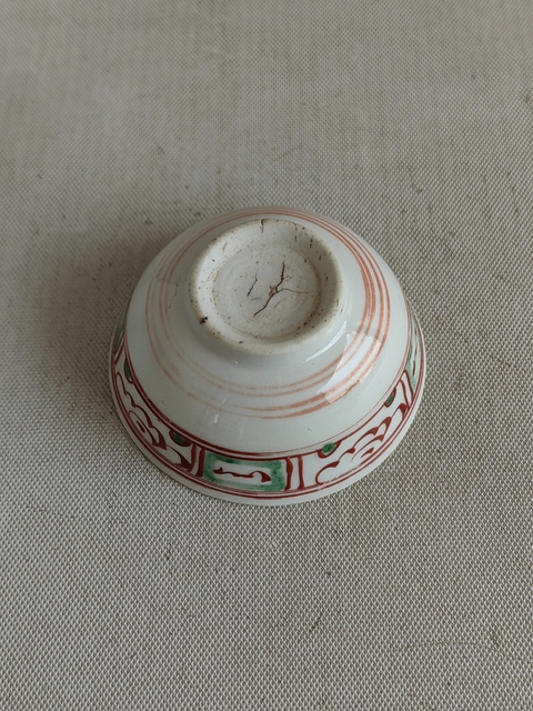 古玩陶瓷紅綠彩花卉紋茶碗真品鑒賞圖