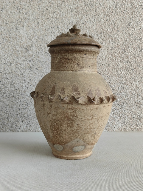 古玩陶瓷褐釉貼塑水波紋蓋罐拍賣，當前價格680元