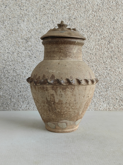 古玩陶瓷褐釉貼塑水波紋蓋罐拍賣，當前價格680元