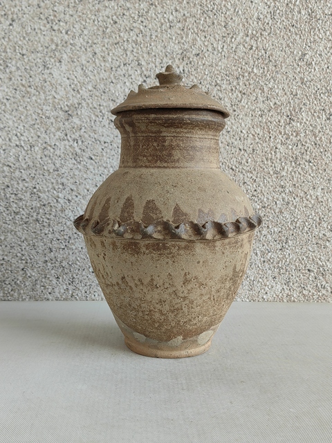 古玩陶瓷褐釉貼塑水波紋蓋罐拍賣，當前價格680元