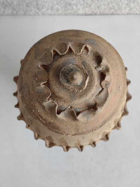 古玩陶瓷褐釉貼塑水波紋蓋罐拍賣，當前價格680元