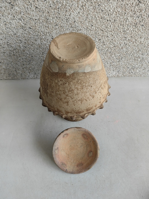 古玩陶瓷褐釉貼塑水波紋蓋罐拍賣，當前價格680元