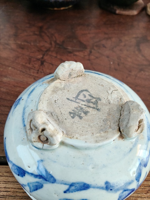 古玩陶瓷青花花卉紋三足爐真品鑒賞圖