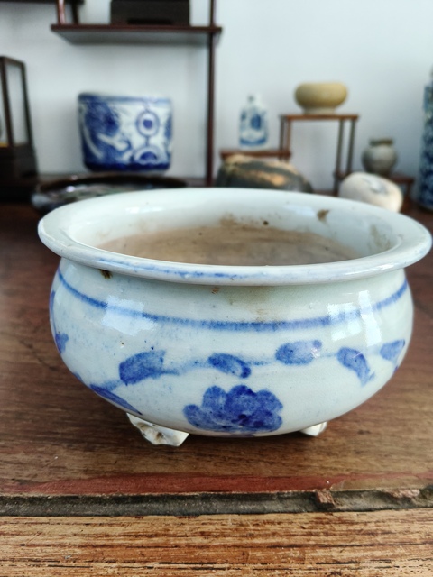 古玩陶瓷青花花卉紋三足爐真品鑒賞圖